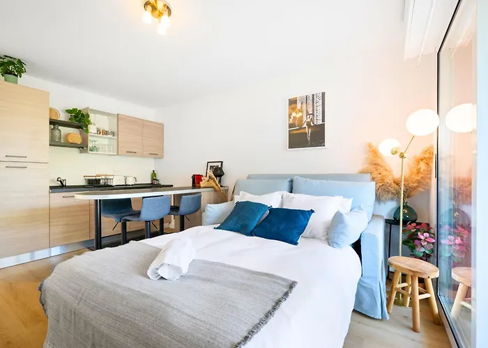 Le Cocon - 5 Min To - Ideal Couple Or Business - Free Private Parking - Near Events - Terrace And Balcony - Very Quiet - Premium Services